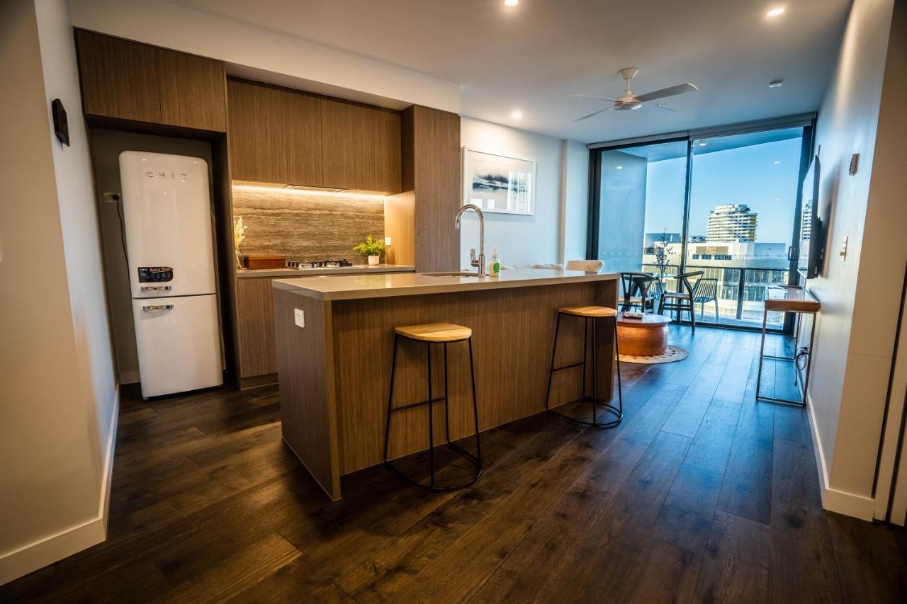 2 Bedroom Luxurious Family With Ocean View In Broadbeach Next To Casino And Pacific Fair Gc22 Vr Apartment *